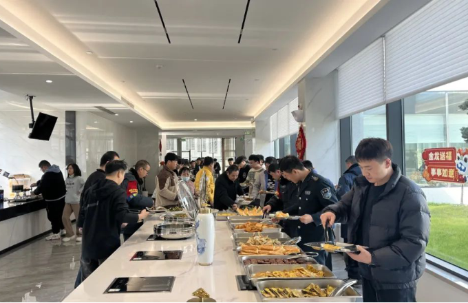 温暖迎春  共庆新年｜CA88光电后勤包管在行动